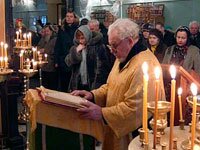 Протоиерей Василий Моисеев читает Апостольское послание на Воскресной литургии