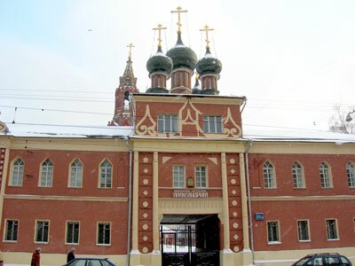 Вид надвратного корпуса с Крестовоздвиженской церковью с запада, 2006 г. (Никольский единоверческий монастырь)